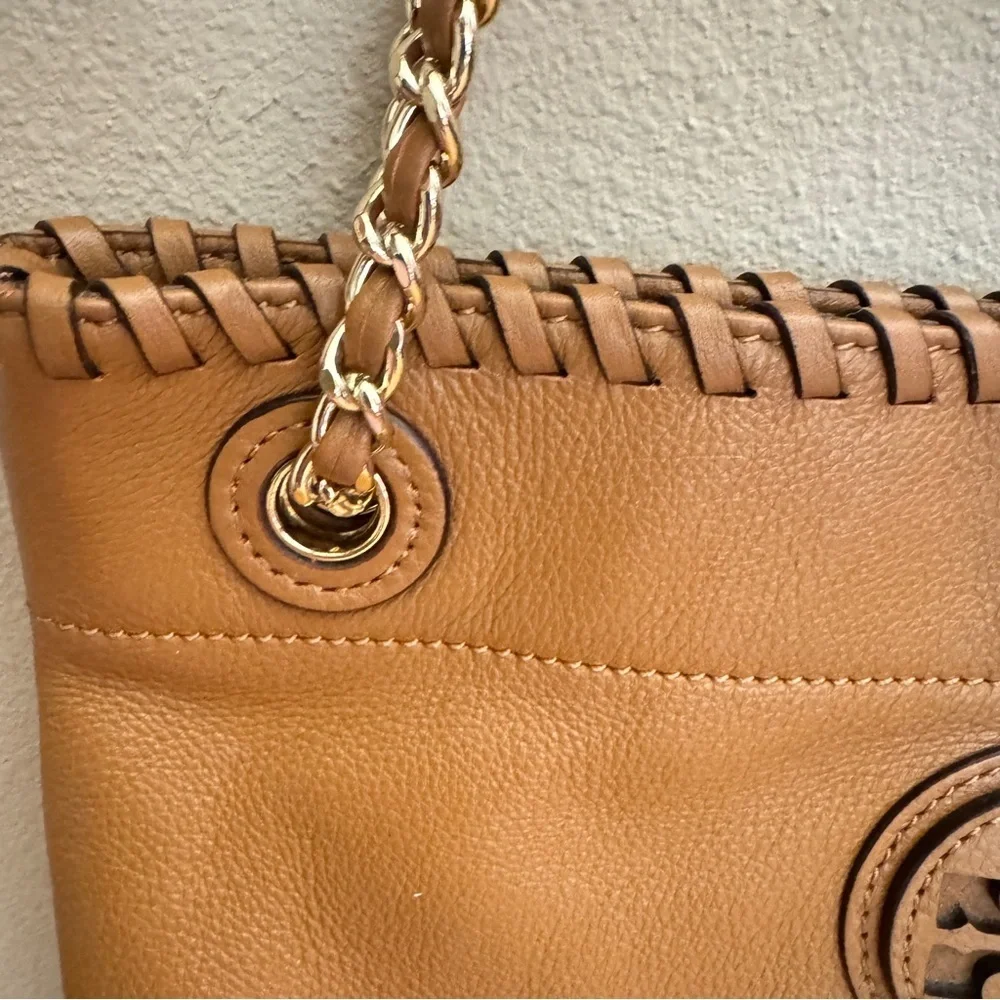 Tory Burch Marion tan leather shoulder bag with a gold chain straps